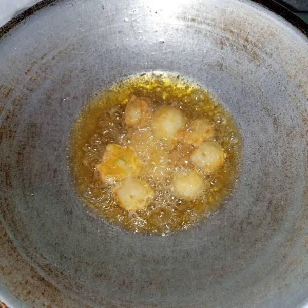 Kocok telur, lalu masukkan cilok. Kemudian goreng sampai matang, angkat dan tiriskan. Kemudian sajikan bersama saus sambal dan mayonaise.