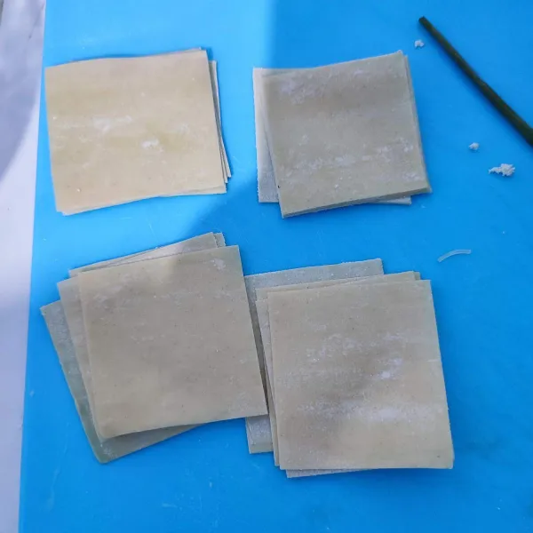 Ambil kulit pangsit kemudian belah jadi 4 bagian.