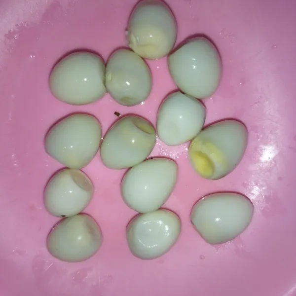 Siapkan telur puyuh matang, yang sudah dikupas, sisihkan.