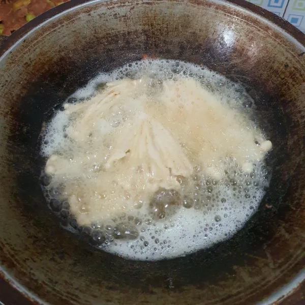 Goreng ke dalam minyak panas hingga garing berwarna golden brown. 
Angkat, tiriskan dan sajikan.