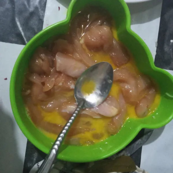 Masukkan ayam yang sudah dimarinasi ke dalam kocokan telur.