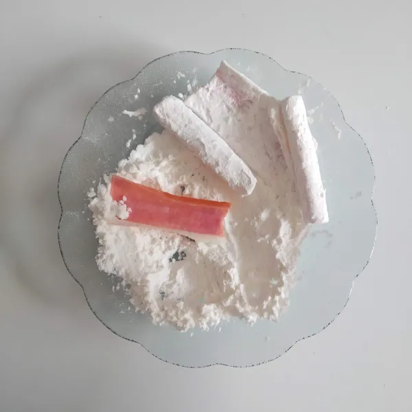 Balurkan crab stick ke dalam tepung maizena.