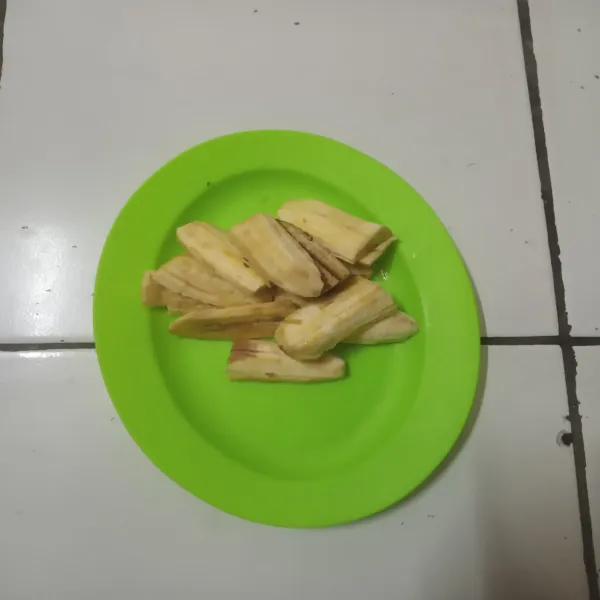 Belah pisang menjadi 4 bagian.