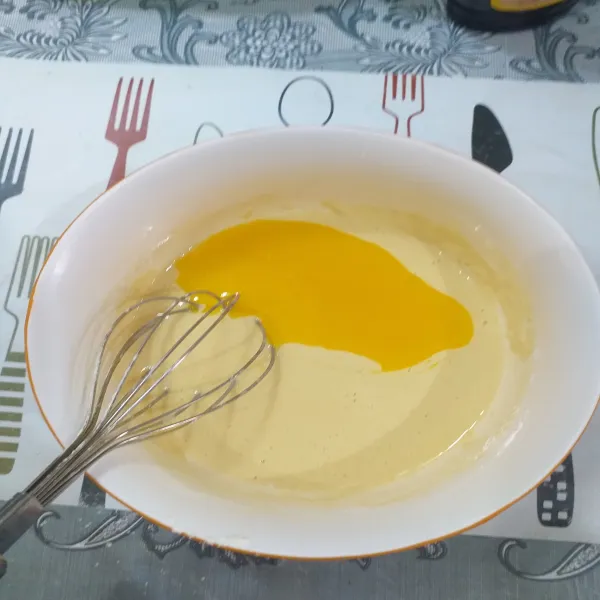 Tambahkan margarine yang telah di lelehkan aduk lagi dan tambahkan baking powder sambil di aduk.