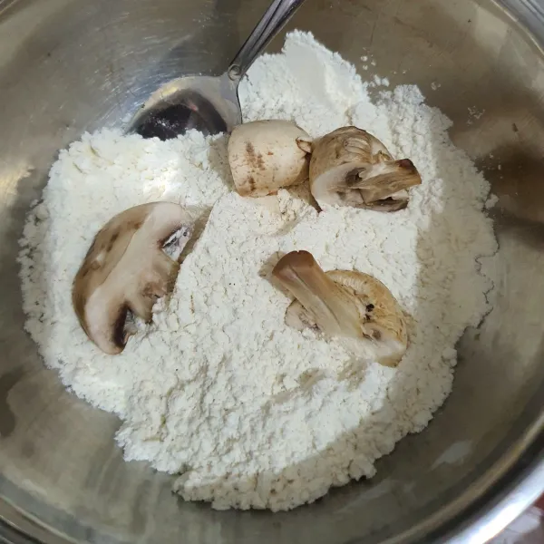 Lumuri jamur dengan tepung bumbu.