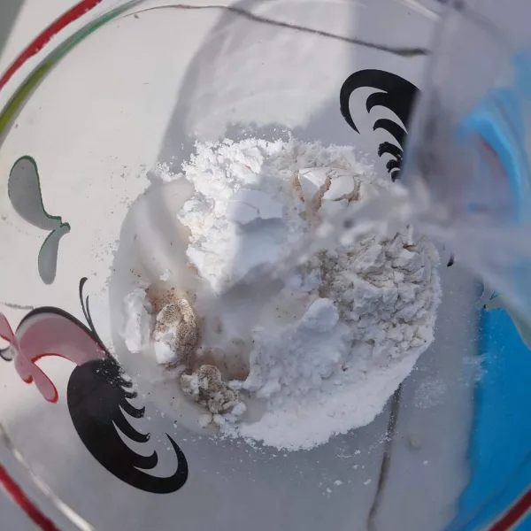 Masukkan tepung tapioka, tepung terigu, garam, merica bubuk, bawang putih bubuk dan kaldu bubuk ke dalam mangkok.
Tuang air panas sedikit demi sedikit sambil diuleni sampai membentuk adonan.