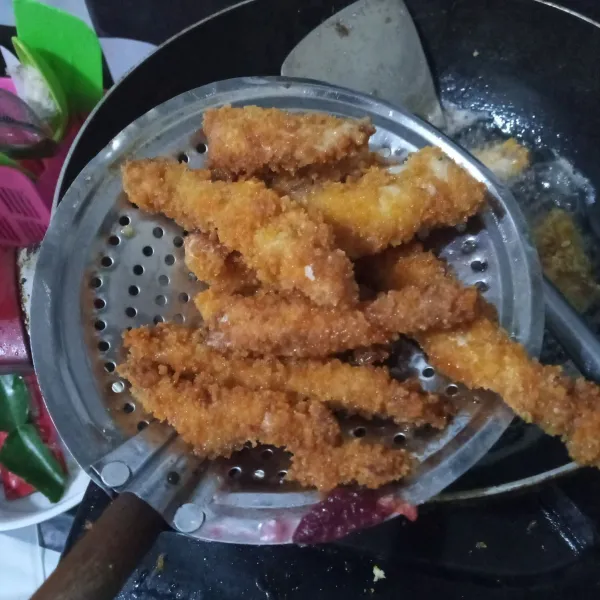 Goreng stik ayam dalam minyak panas hingga kuning keemasan. 
Angkat dan tiriskan.