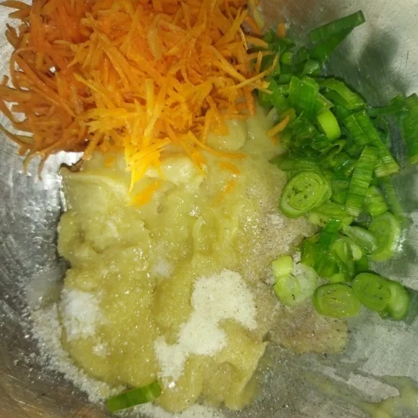 Lalu tuang bahan yang tadi sudah di blender, tambahkan wortel, daun bawang, garam, dan kaldu bubuk, aduk rata.