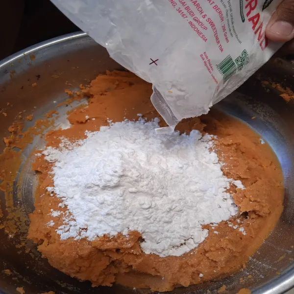 Dalam keadaan panas, haluskan ubi dan tambahkan tepung tapioka.