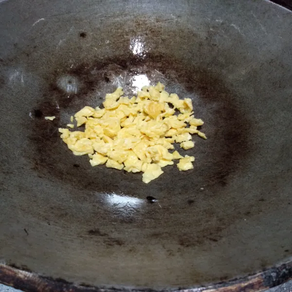 Goreng telur sambil di orak-arik, setelah matang angkat dan sisihkan.