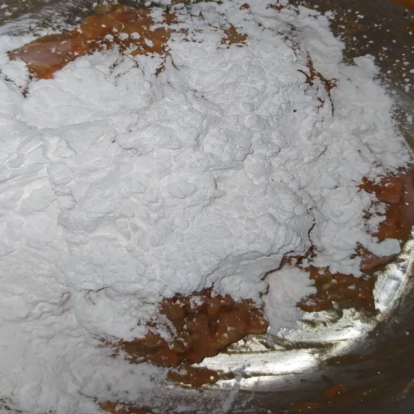 Lalu tambahkan 4 sdm tepung tapioka, aduk kembali hingga tercampur rata.