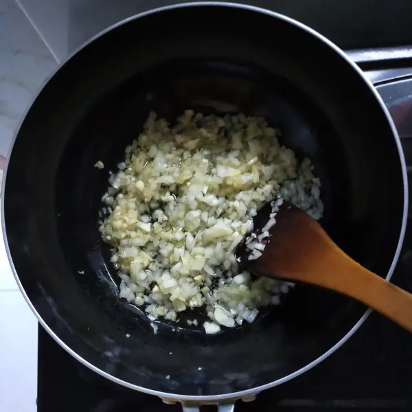 Tumis butter, bawang bombai dan bawang putih hingga harum.