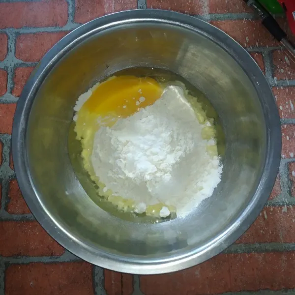 Campur jadi satu tepung terigu, telur, soda kue dan baking powder, aduk dengan whisk.