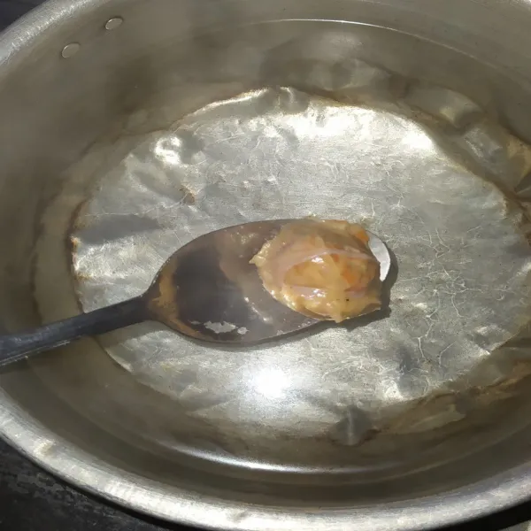 Cetak bakso bulat-bulat kecil menggunakan sendok, lalu cemplungkan ke air panas dalam panci.
