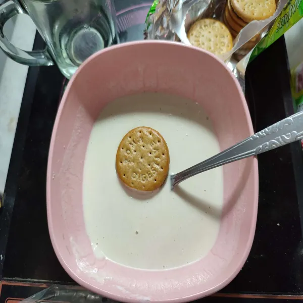 Celupkan biskuit gandum ke dalam adonan tepung.