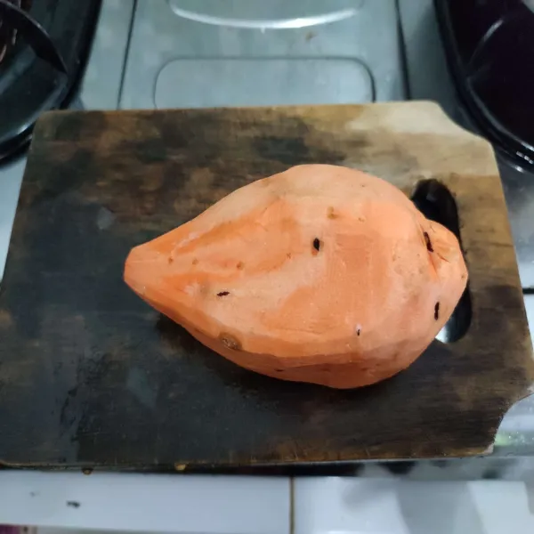 Kupas dan cuci bersih ubi orange.