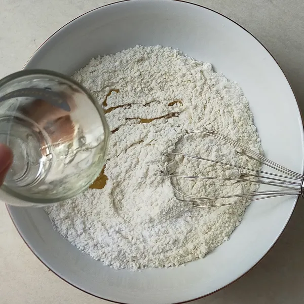 Untuk adonan kulit risol : campur tepung terigu,tepung tapioka,telur,garam dan air secukupnya.