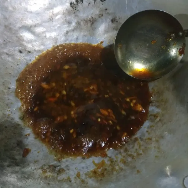 Campurkan bumbu dengan air, aduk rata. 
Masak dengan api kecil hingga kuah gula sedikit kental. 
Siap ditata di piring bersama kacang tanah goreng dan emping.