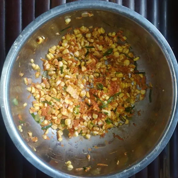 Aduk hingga bumbu tercampur rata.