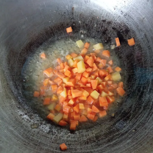 Tumis bumbu halus, lalu masukkan kentang dan wortel.