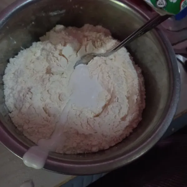 Campur tepung, vanili bubuk, garam, gula halus, santan instan, aduk merata.