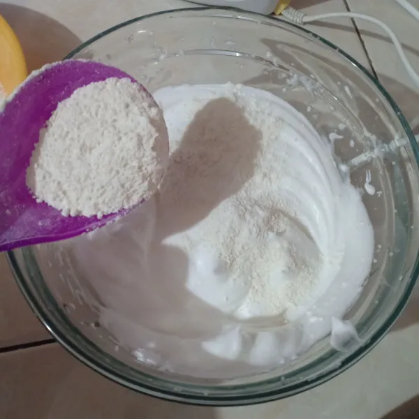 Mikser putih telur, gula 3 tahap, vanilla essence sampai stiff peak, lalu masukkan tepung terigu 3 tahap dan aduk balik pakai spatula.