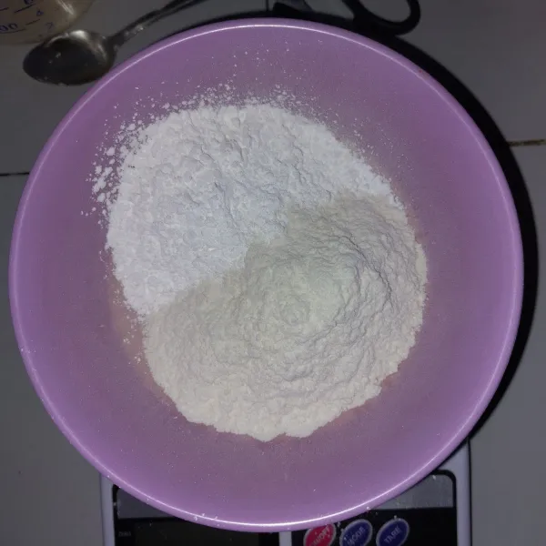 Campurkan dua jenis tepung dan bumbunya.