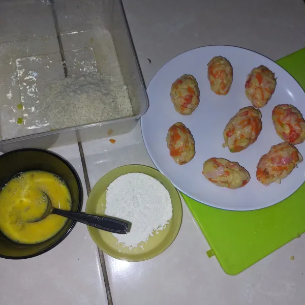 Siapkan pelapis. Gulirkan dulu ke tepung terigu, lalu ke telur baru ke panko. Dinginkan 30 menit di chiller agar panko menempel sempurna.