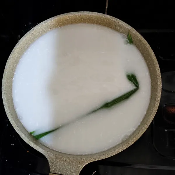 Campur kan beras ketan yang telah dicuci bersih dengan 1 lembar daun pandan, garam, santan aduk rata lalu Aron hingga airnya menyusut.