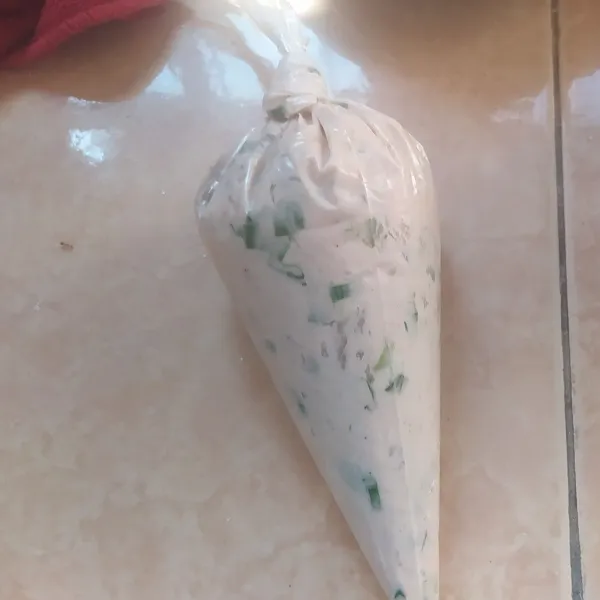 Blender bahan isi ( kecuali daun bawang ) hingga halus. Masukkan daun bawang, aduk rata. Masukkan dalam plastik segitiga.