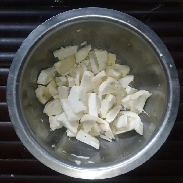 Potong singkong sesuai selera, rendam dalam air selama 1 jam, tiriskan dan marinasi dengan garam.
