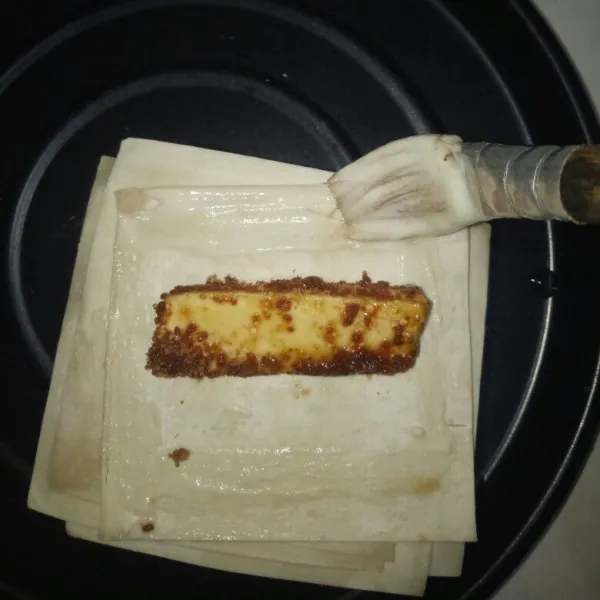 Siapkan kulit pangsit, lalu isi dengan pisang yang sudah dilumuri brown sugar.