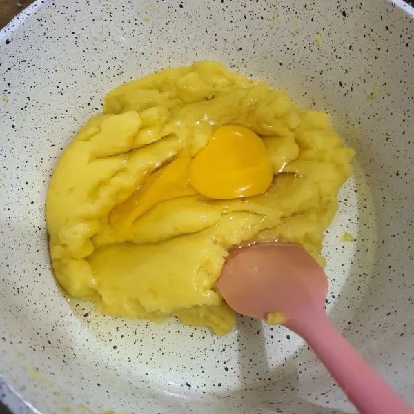 Masukan telur satu per satu, aduk rata.