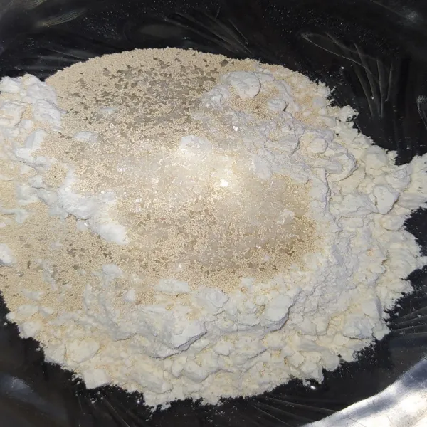 Campur tepung terigu, ragi instan, gula dan juga garam dalam satu wadah.
