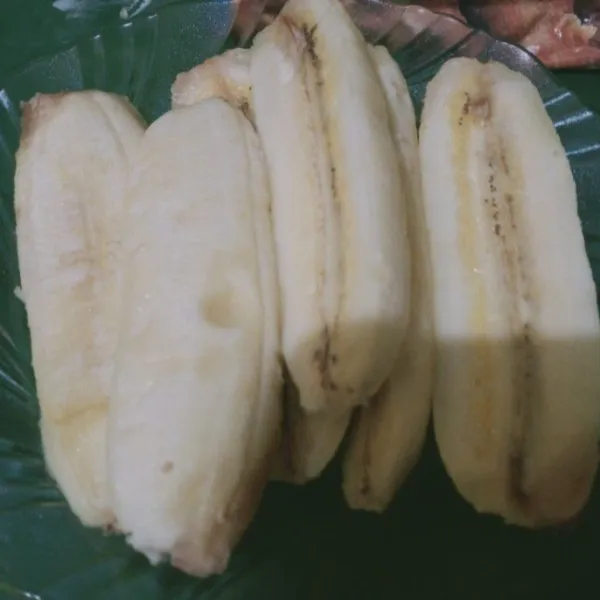 Belah menjadi dua bagian setiap pisang, sisihkan.