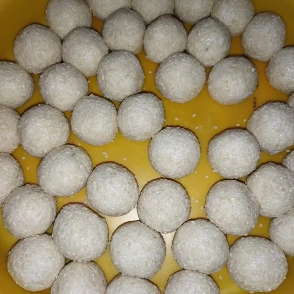 Lakukan hingga selesai, jika tidak langsung digoreng, onde-onde bisa disimpan dalam wadah tertutup, lalu simpan di kulkas.