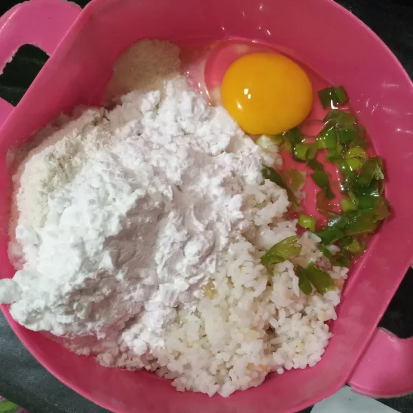 Campurkan nasi, telur, tepung tapioka, lada bubuk, garam, kaldu bubuk dan bawang putih bubuk.