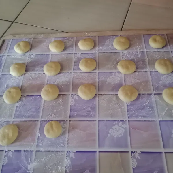 Bagi adonan masing-masing 30 gr kemudian bulatkan dan sedikit ditekan.