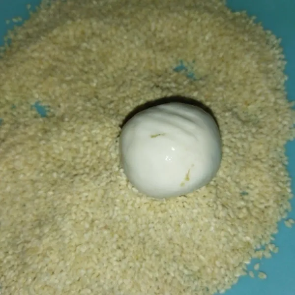 Lalu celupkan onde-onde yang sudah dibentuk ke dalam air suhu biasa, lalu tiriskan.
Masukkan ke dalam wadah yang berisi wijen, lapisi onde-onde dengan wijen.