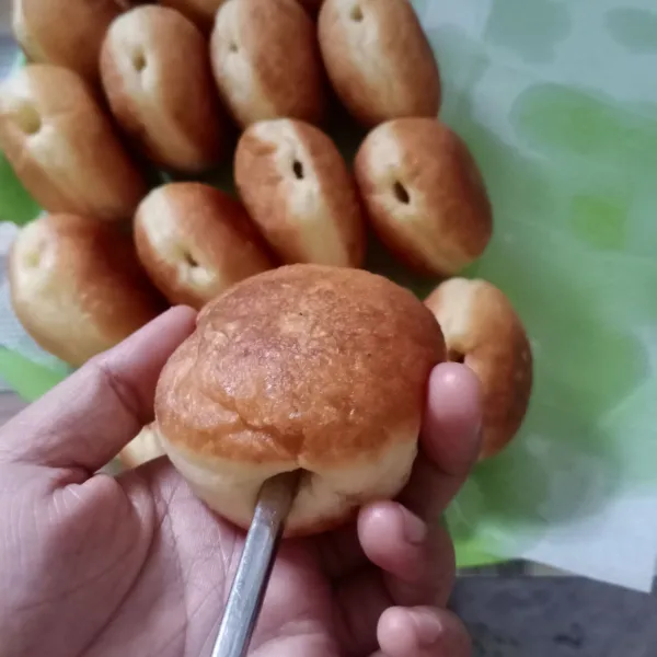 Lubangi bagian samping menggunakan sumpit.