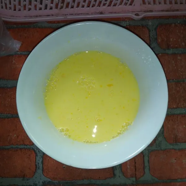 Aduk tepung maizena dengan sebagian susu cair. 
Tambahkan kuning telur, aduk rata.