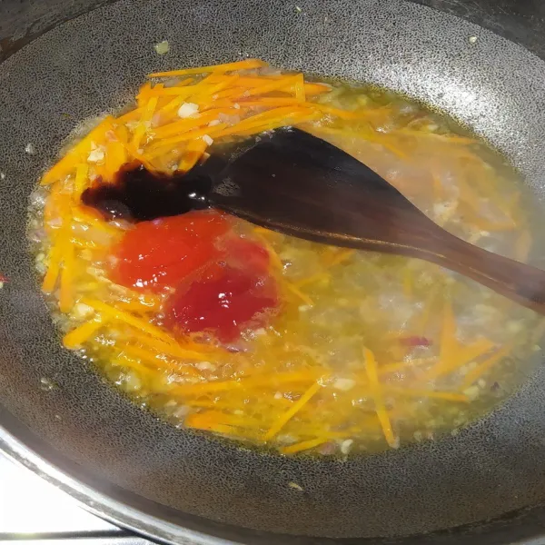 Tambahkan saus sambal, saus tomat, saus tiram, garam, gula dan kaldu bubuk. Masak hingga mendidih.