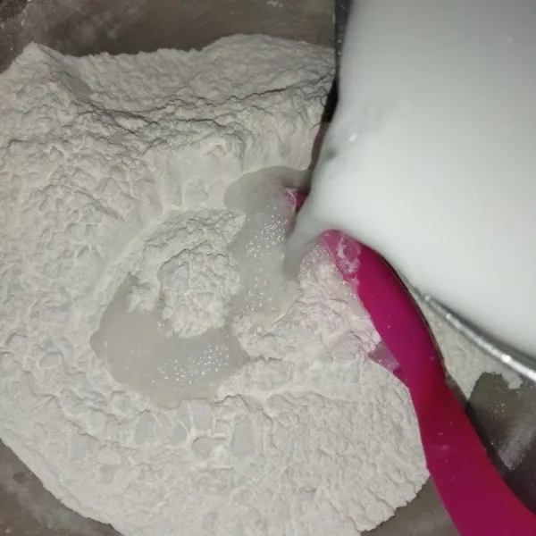 Untuk membuat adonan kulit : siapkan wadah, masukkan tepung beras ketan, tepung beras, gula halus dan garam, aduk rata.
Lalu masukkan santan hangat sedikit demi sedikit.