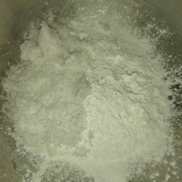 Siapkan wadah, masukkan tepung beras ketan, kelapa parut dan garam, aduk rata.