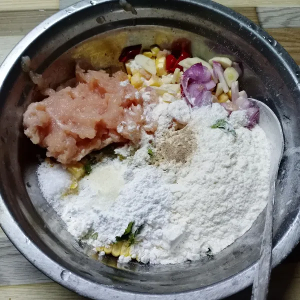 Masukkan tepung terigu, tepung beras, garam, kaldu bubuk dan lada bubuk.