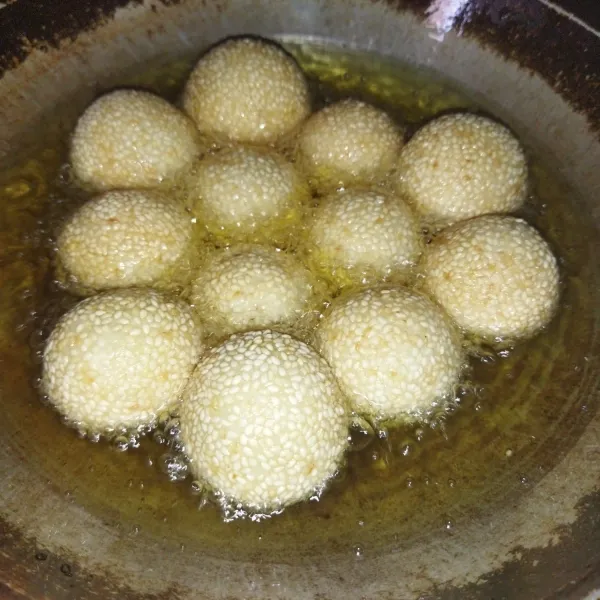 Jika akan digoreng, panaskan minyak goreng, gunakan api sedang cenderung kecil, lalu masak onde-onde sambil diaduk-aduk, hingga matang, angkat lalu sajikan.