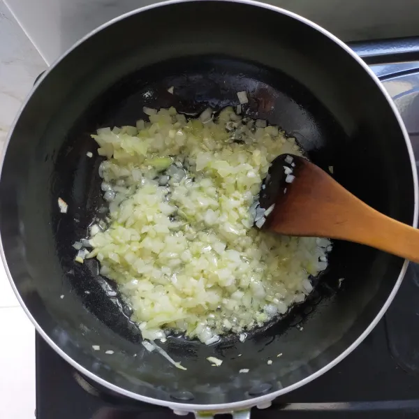 Panaskan sedikit minyak goreng, tumis bawang putih dan bawang bombai hingga harum.