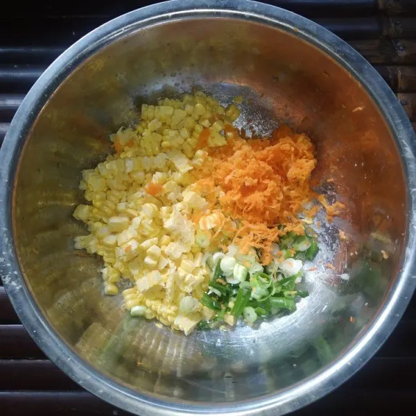 Siapkan jagung, wortel dan daun bawang di dalam wadah.
