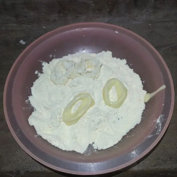 Gulingkan ke dalam tepung kering, aduk-aduk sampai tepung menempel rata.