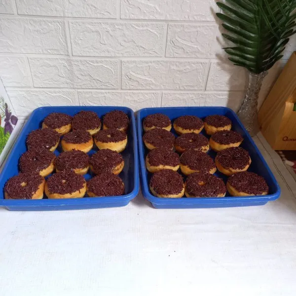 Lelehkan dcc.
Celupkan donat pada dcc leleh dan beri topping meses coklat.